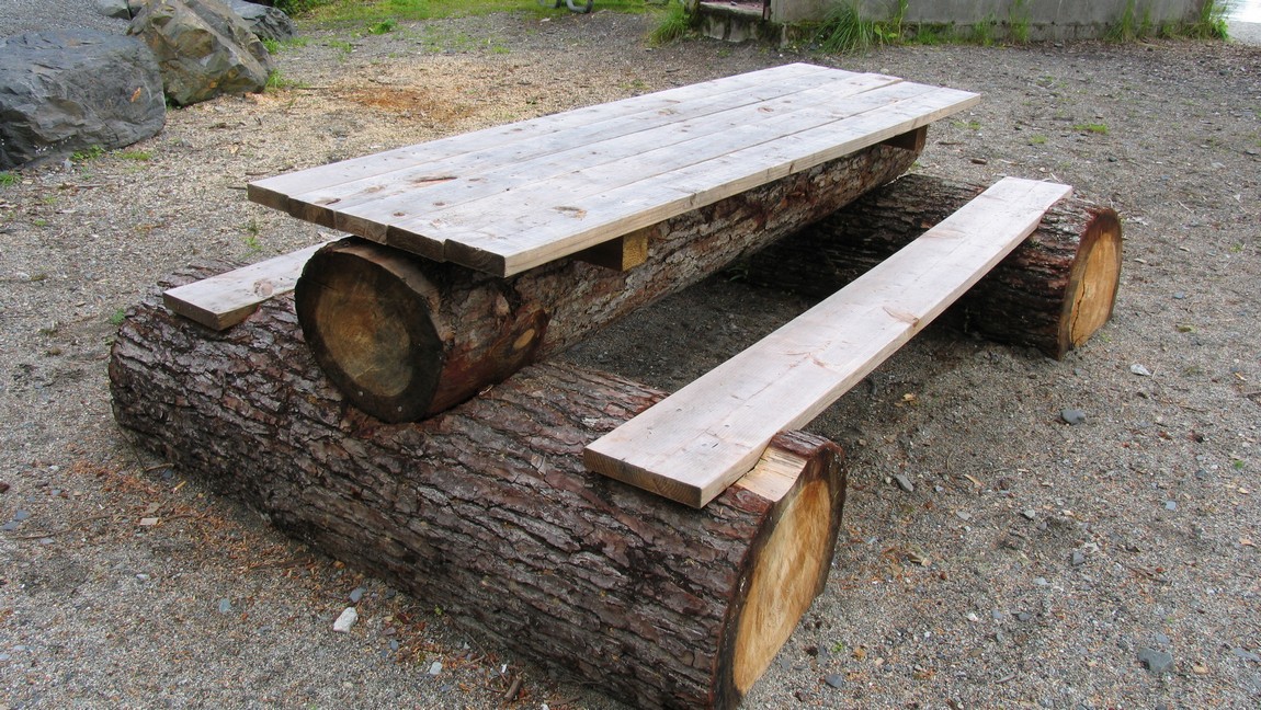 Picnic table