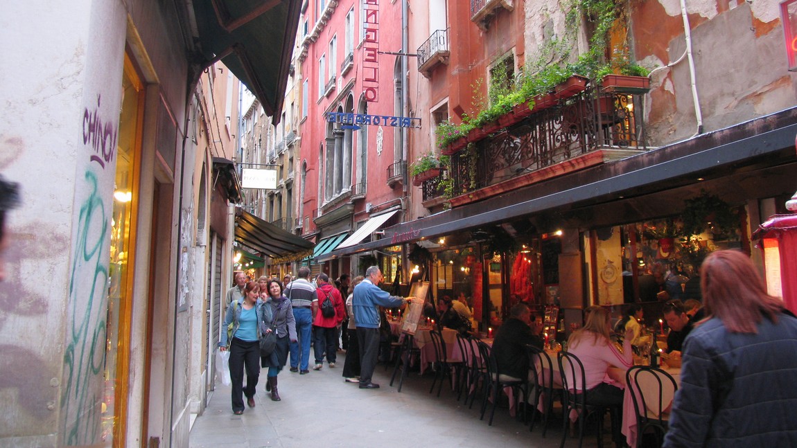 Indoor / outdoor cafe