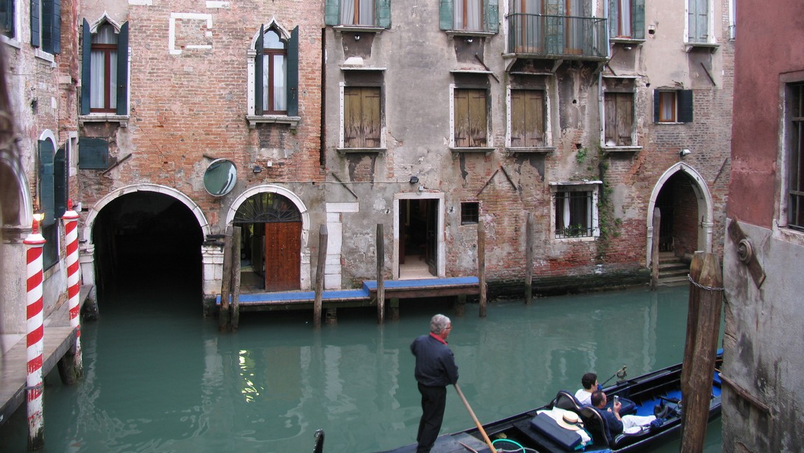Gondola passing by