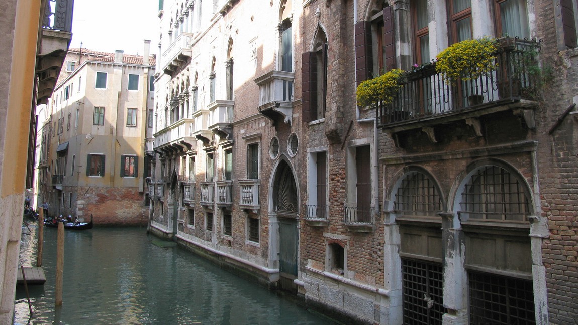 Small porches above the canal