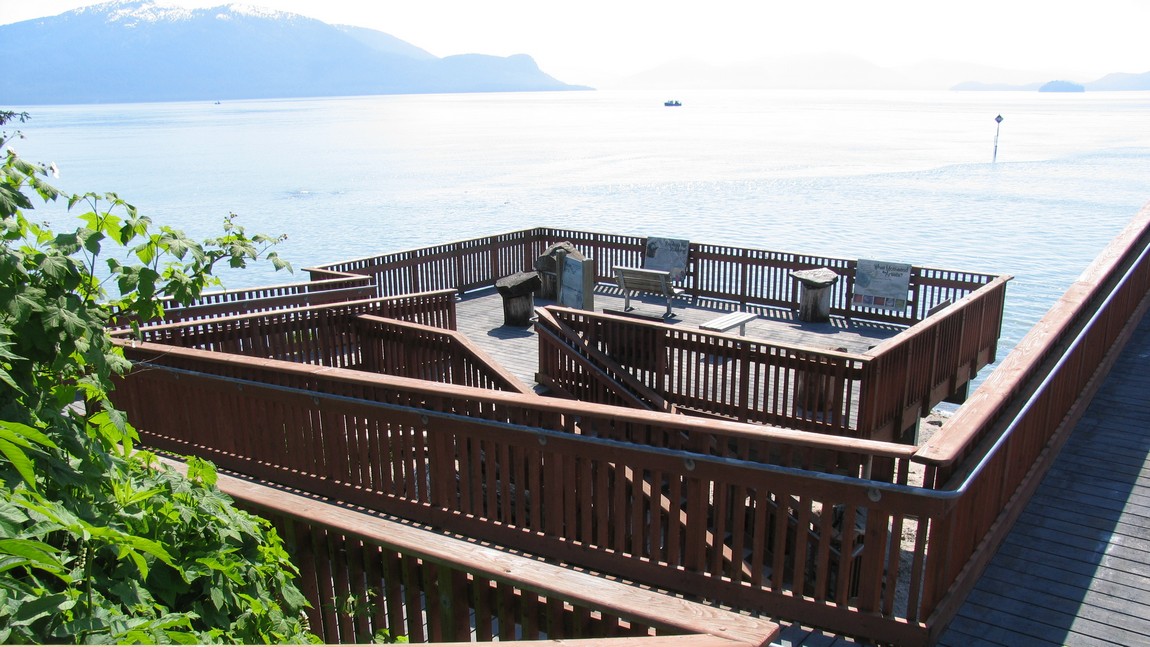 Observation deck at Petroglyph Beach
