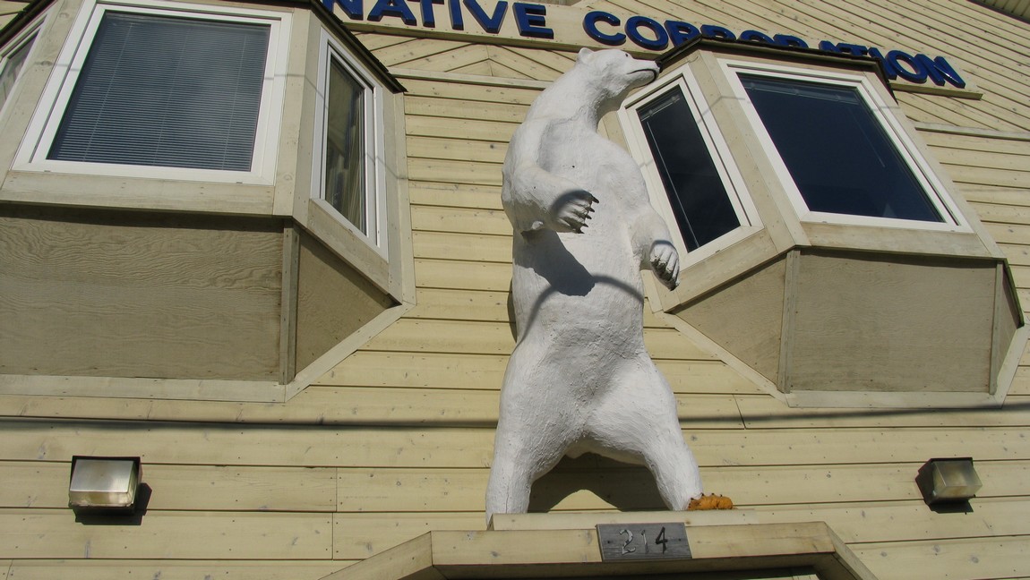 Polar bear sculpture