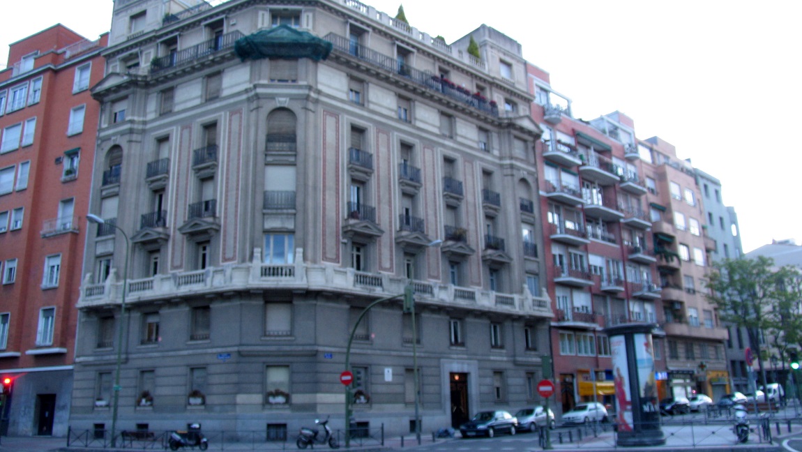 Corner of Av. de Menndez Pelayo and Calle de Ibiza