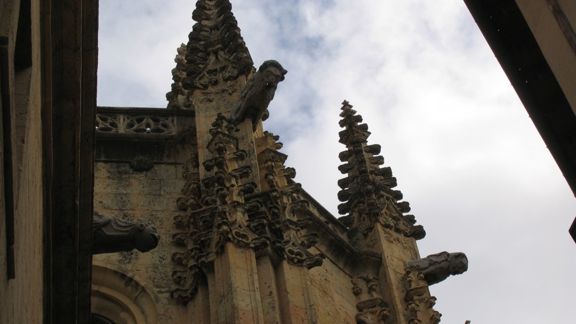 Looking up at the Catedral de Segovia