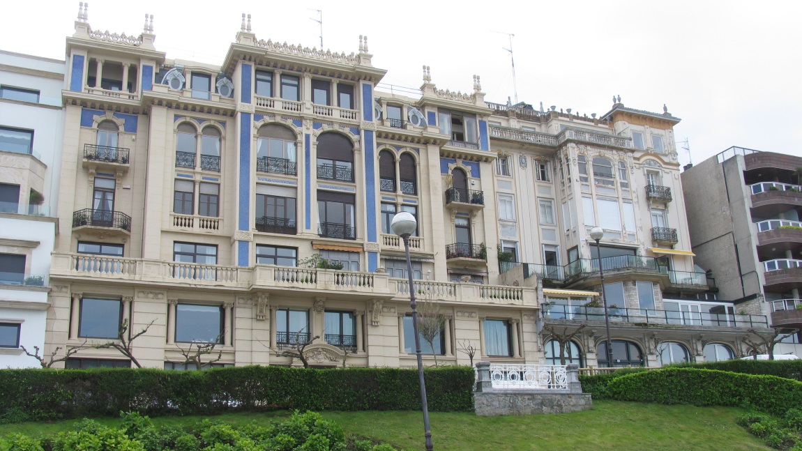 Apartment building on Mirakontxa Pasealekua