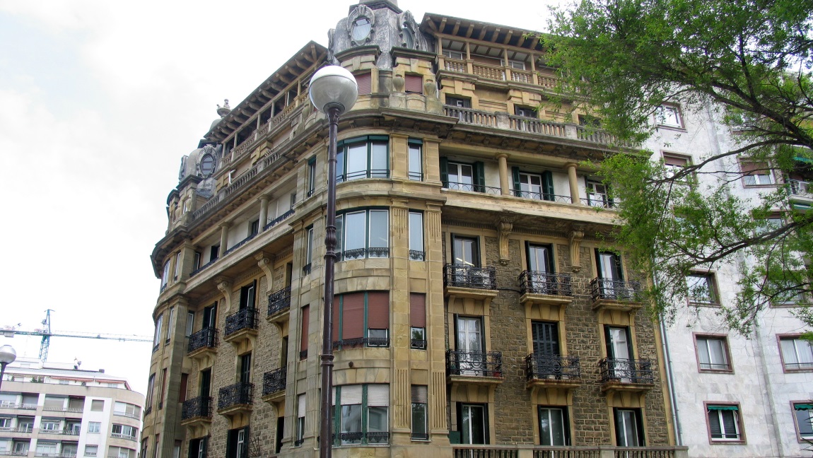 Building next to Zaragoza Plaza