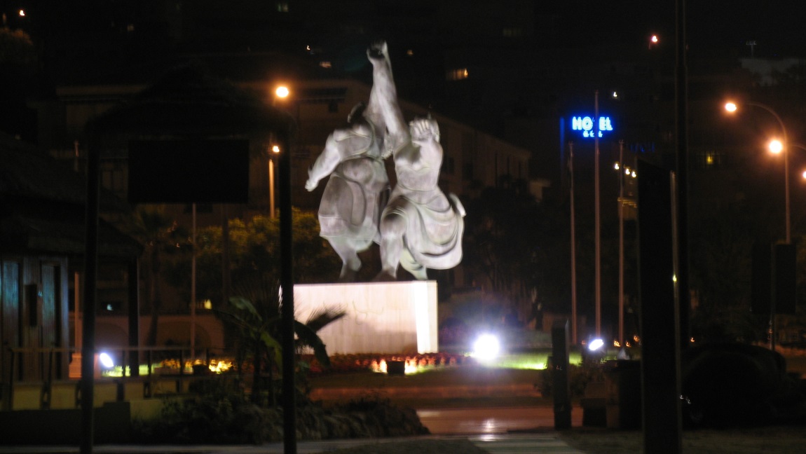Mujeres corriendo por la playa
