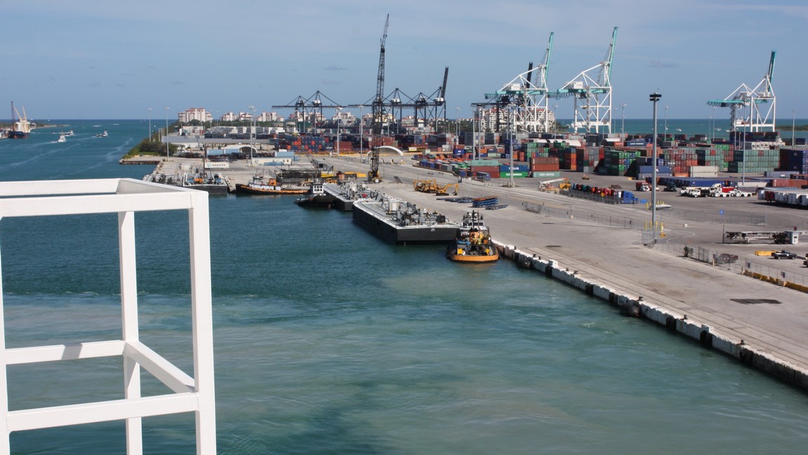 Side thrusters kick up sand