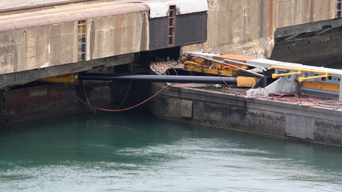 Door opening and closing mechanism