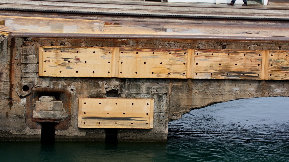 Ships do on occasion bump the sides