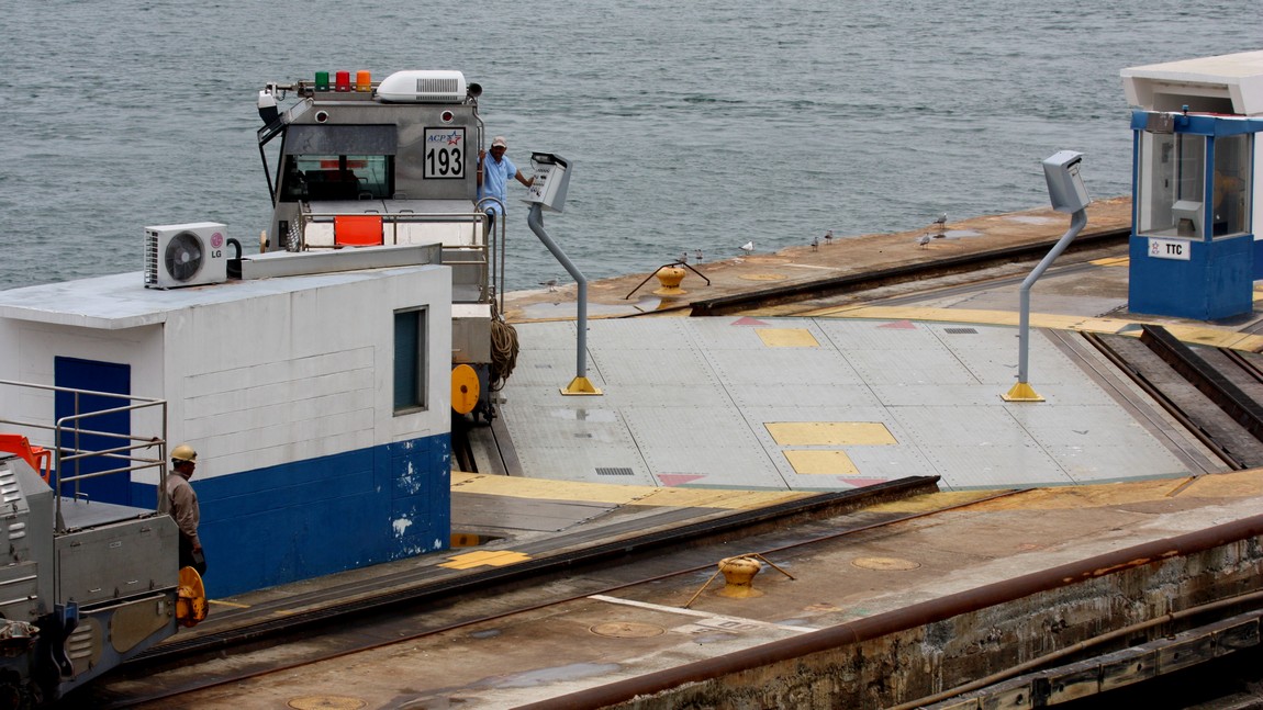 Rotating track switching platfrom in use