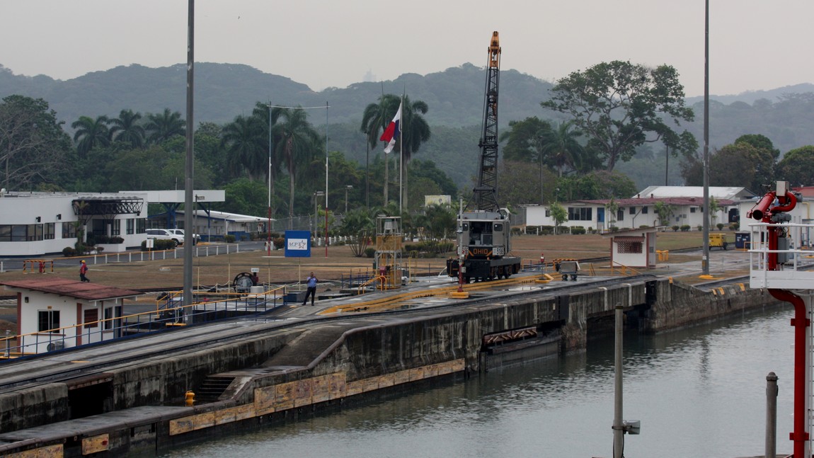 Crane next to the lock
