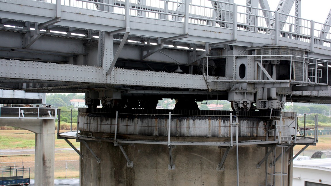 How the bridge rotates