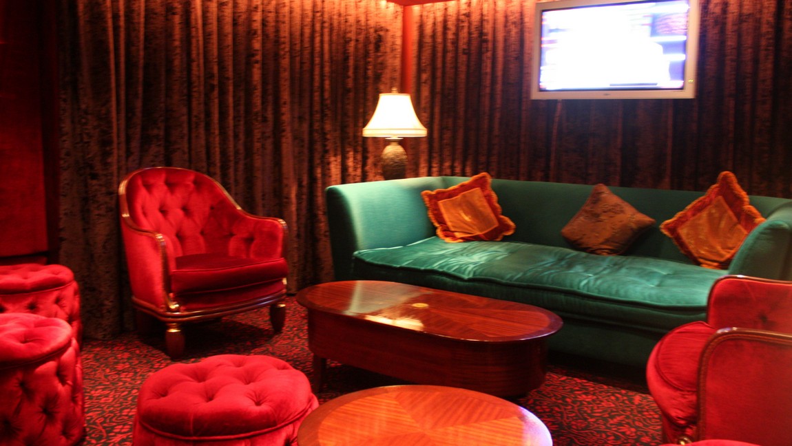Quite a few lounges