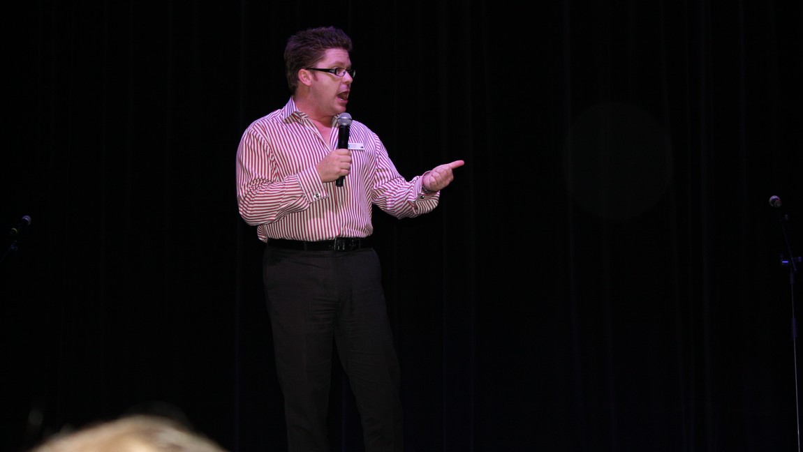 Cruise Director Simon