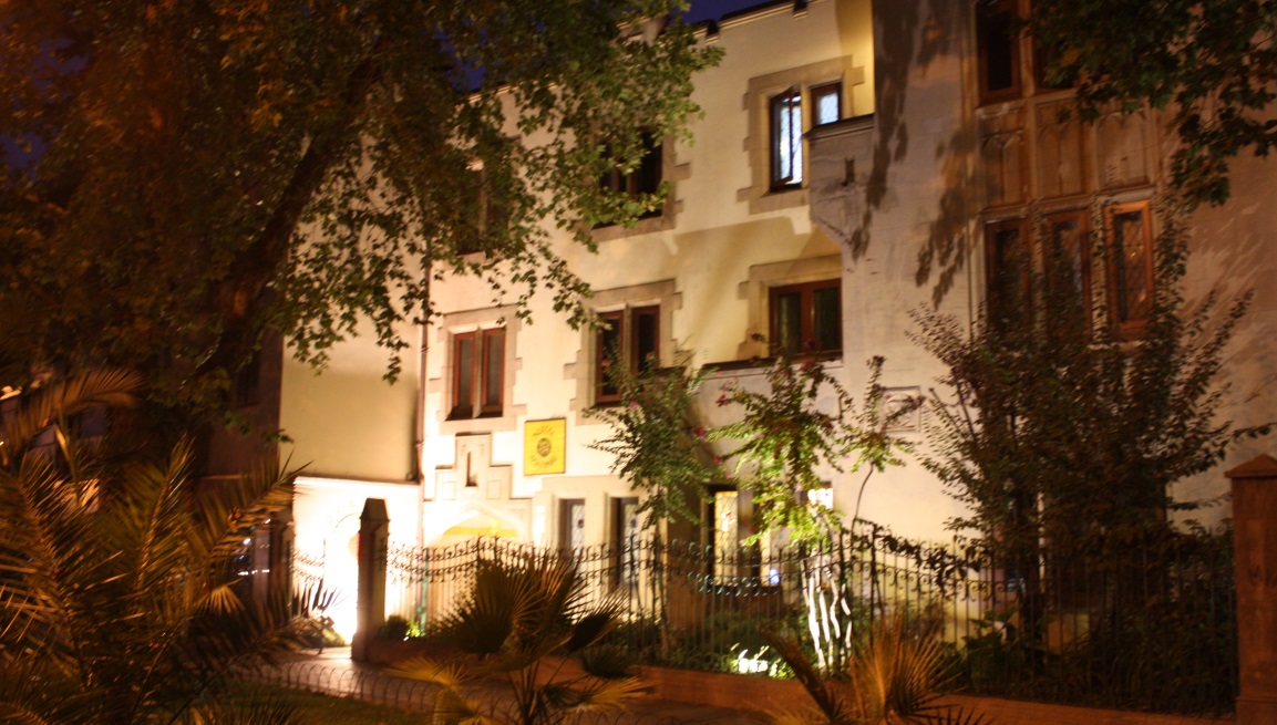 Hostal Amazonas at night