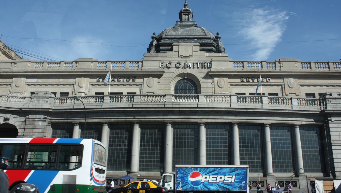 Estacion Retro rail station