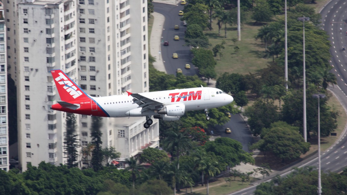 Airplane coming in