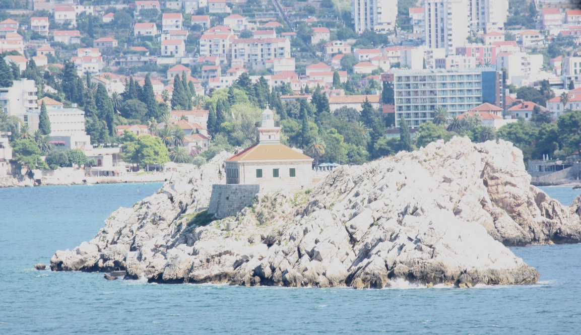 Closer view of Otocik Grebeni reef lighthouse
