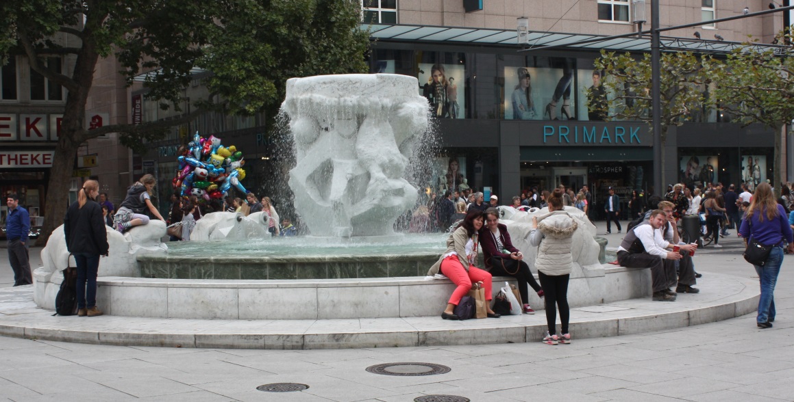 Fountain in the middle of Zeil Street