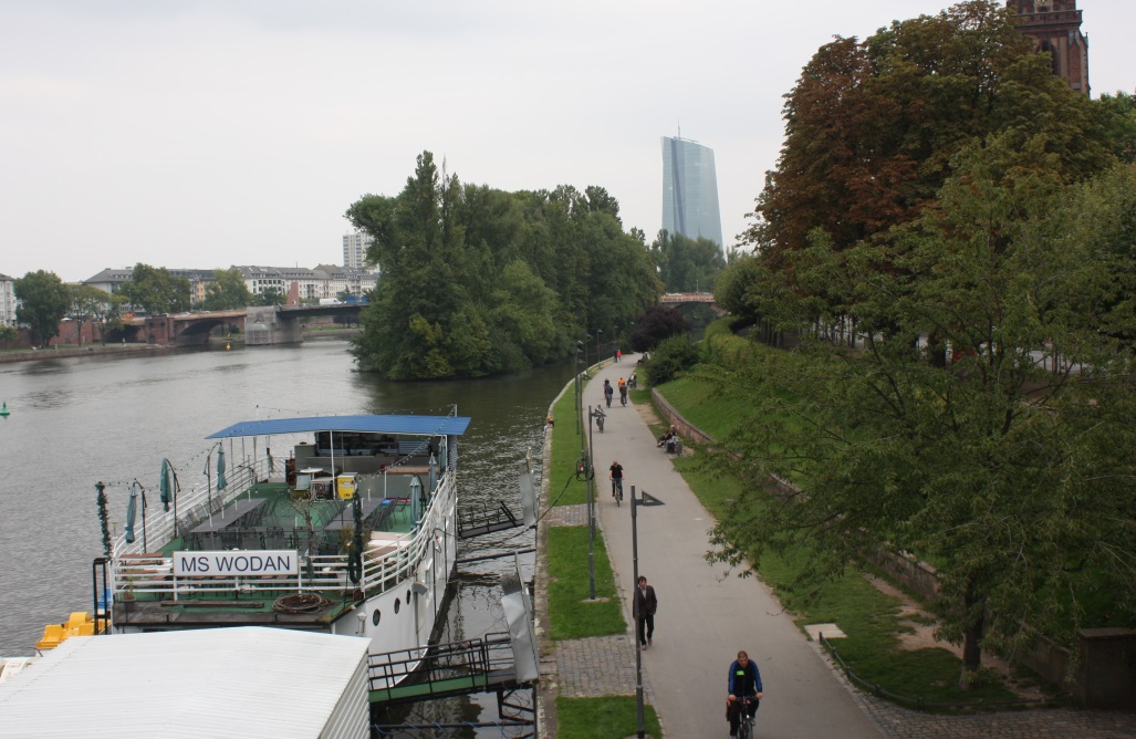 Well used path on the side of the Main River