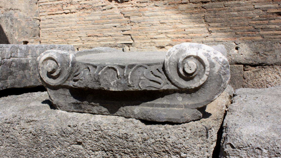 Close view of a column top
