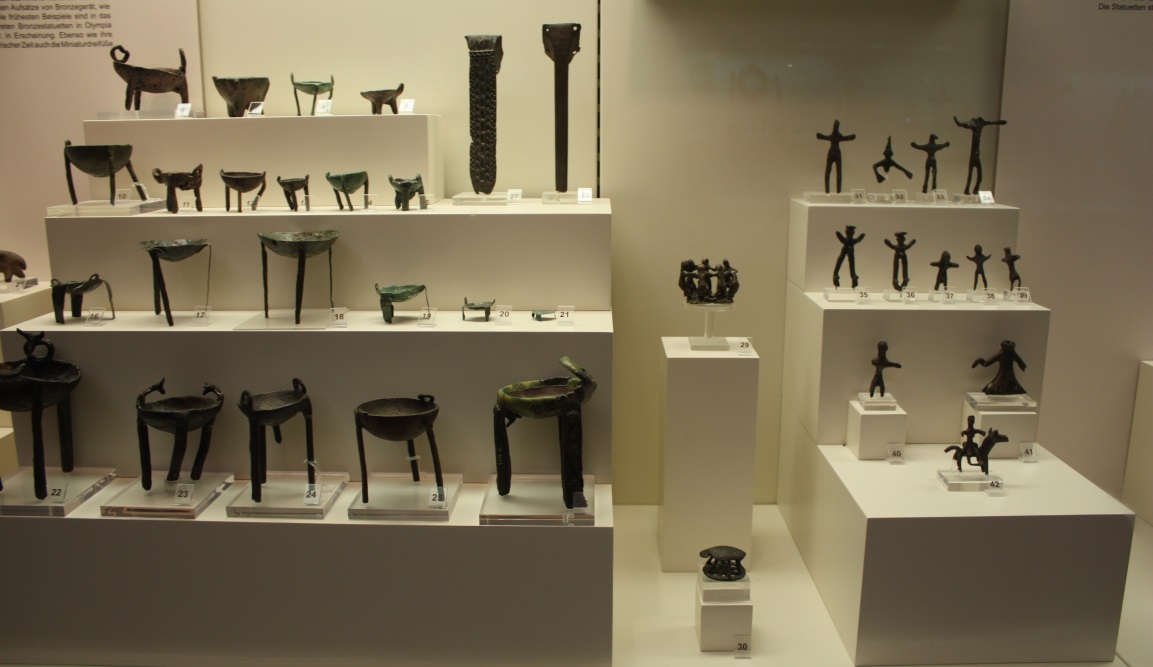 Bronze figurines and votive tripods