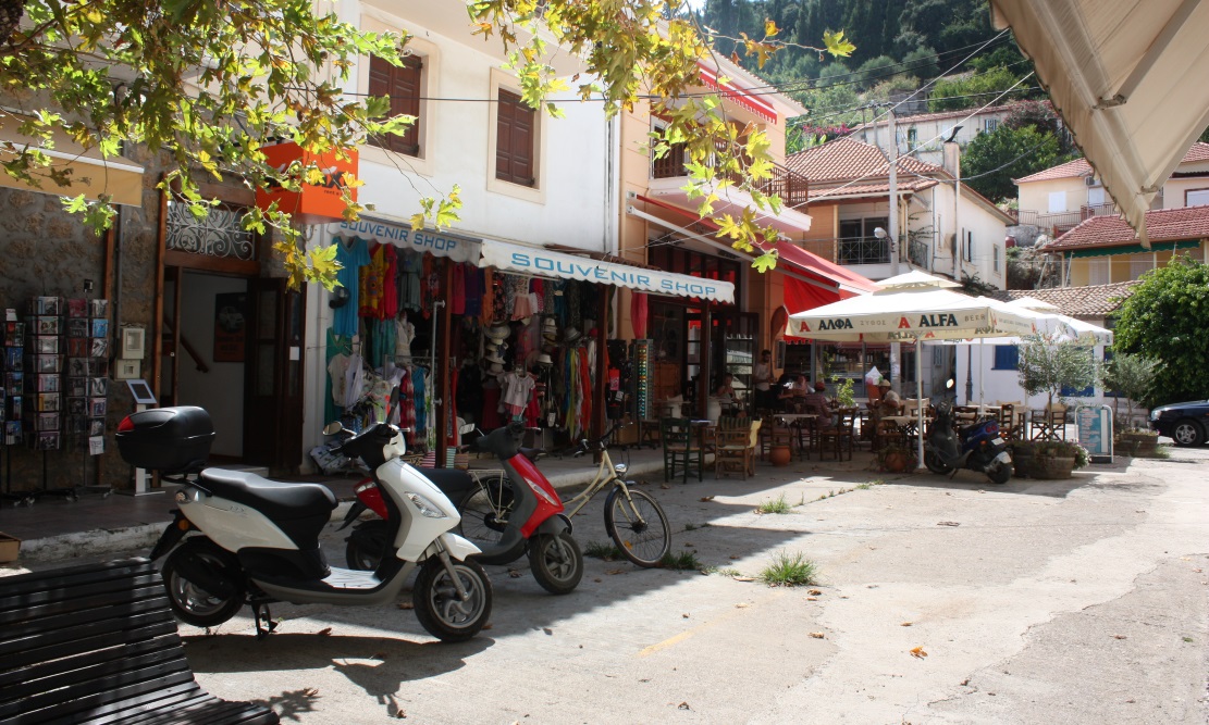 The tourist shopping district in Katokolon