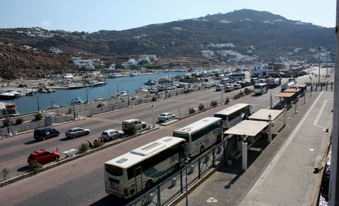These busses transport us from the port in Tourlos to the town of Mikonos
