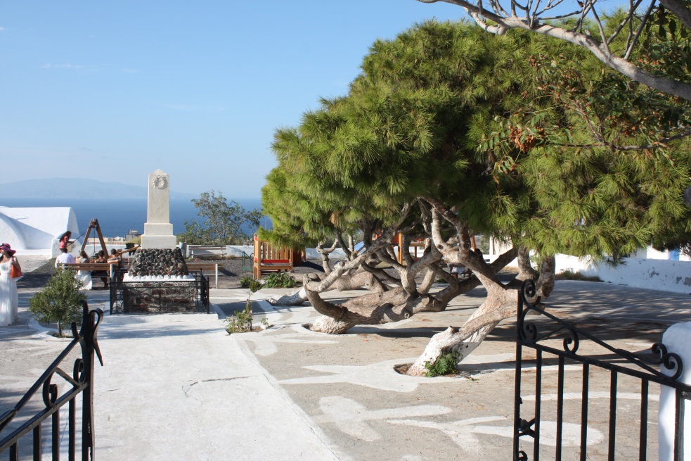 Small park in Oia