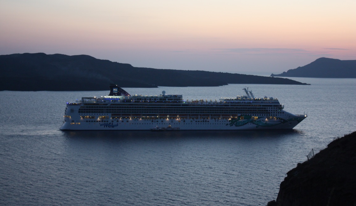 Norwegian Jade in front of Nea Kameni Island