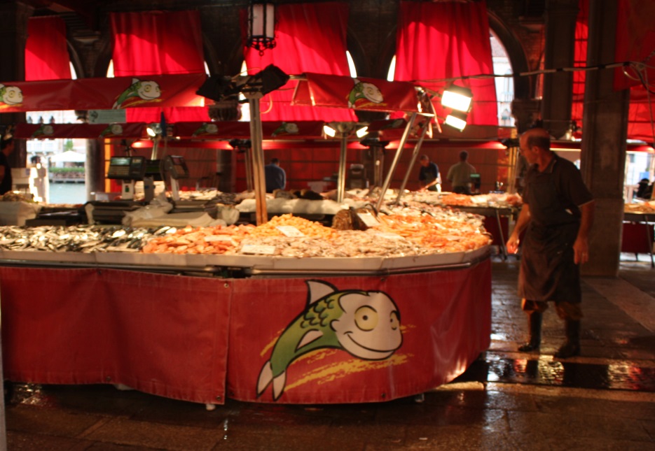 Overview of the fish market at Campo della Pescaria