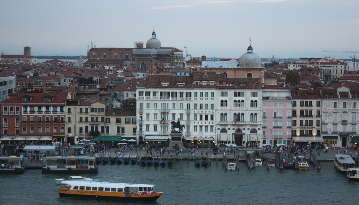Victor Emmanuel II Monument in front of the Hotel Londra Palace