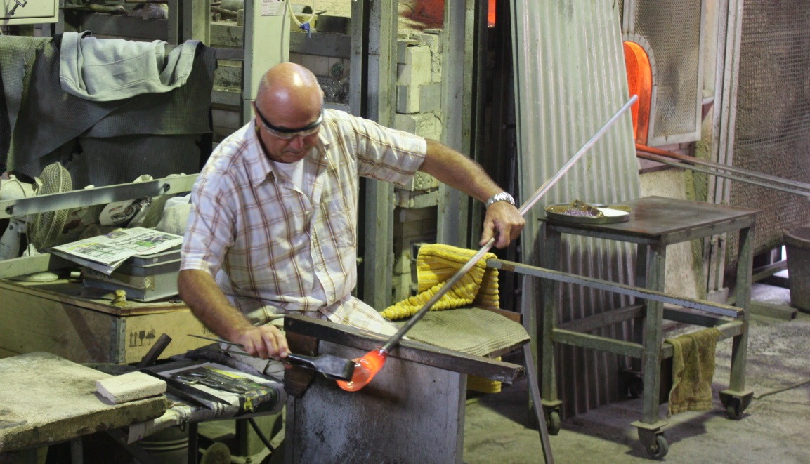 Starting to shape the molten glass