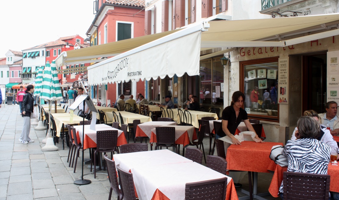 There are plenty of outdoor restaurants