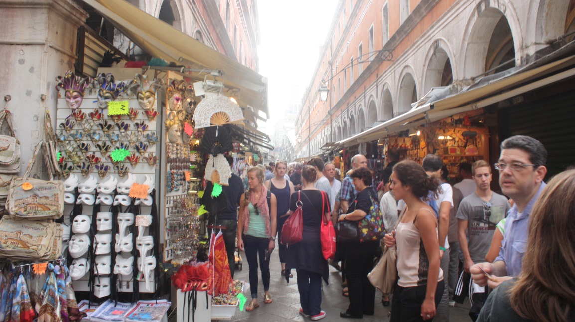 Street vendors along Ruga dei Oresi