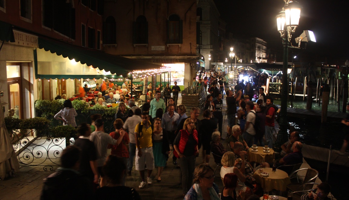 Nightlife near the Rialto Bridge