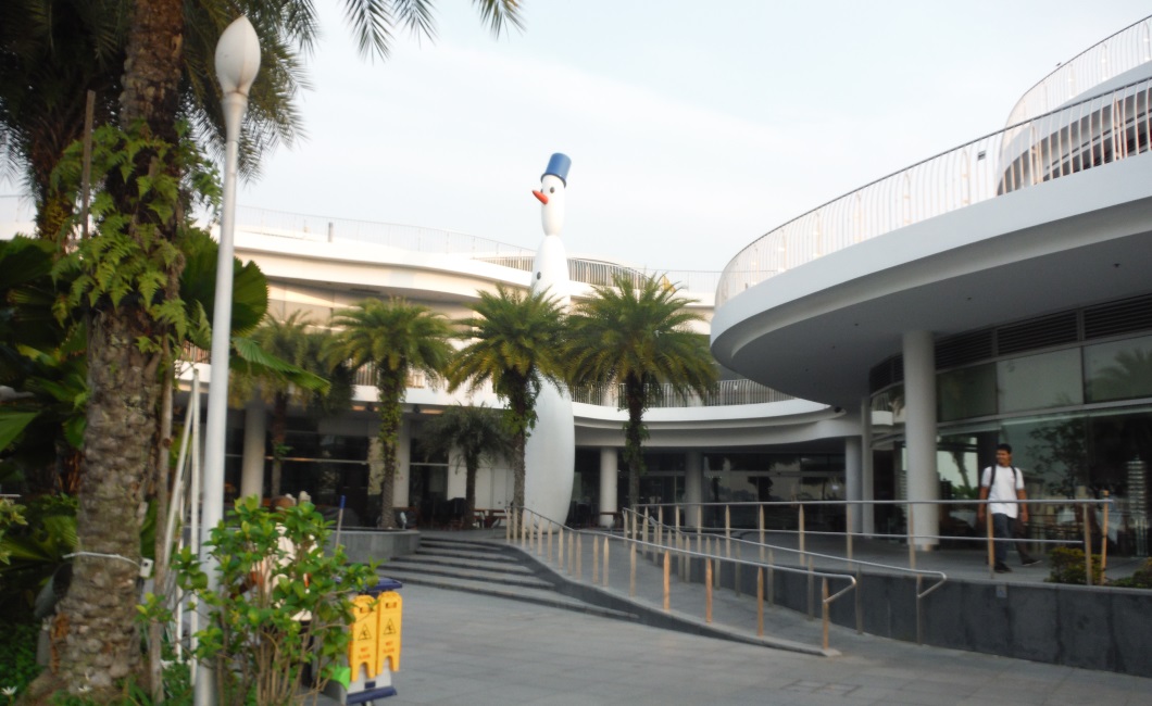Tall snowman outside the Vivo City mall