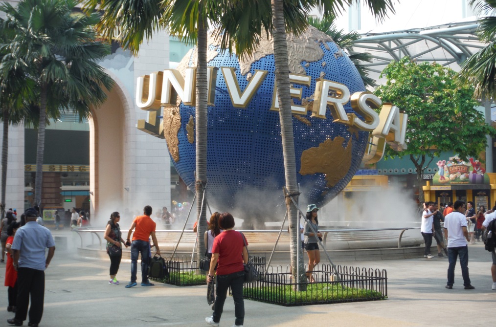 Rotating globe announcing your arrival at Universal Studios
