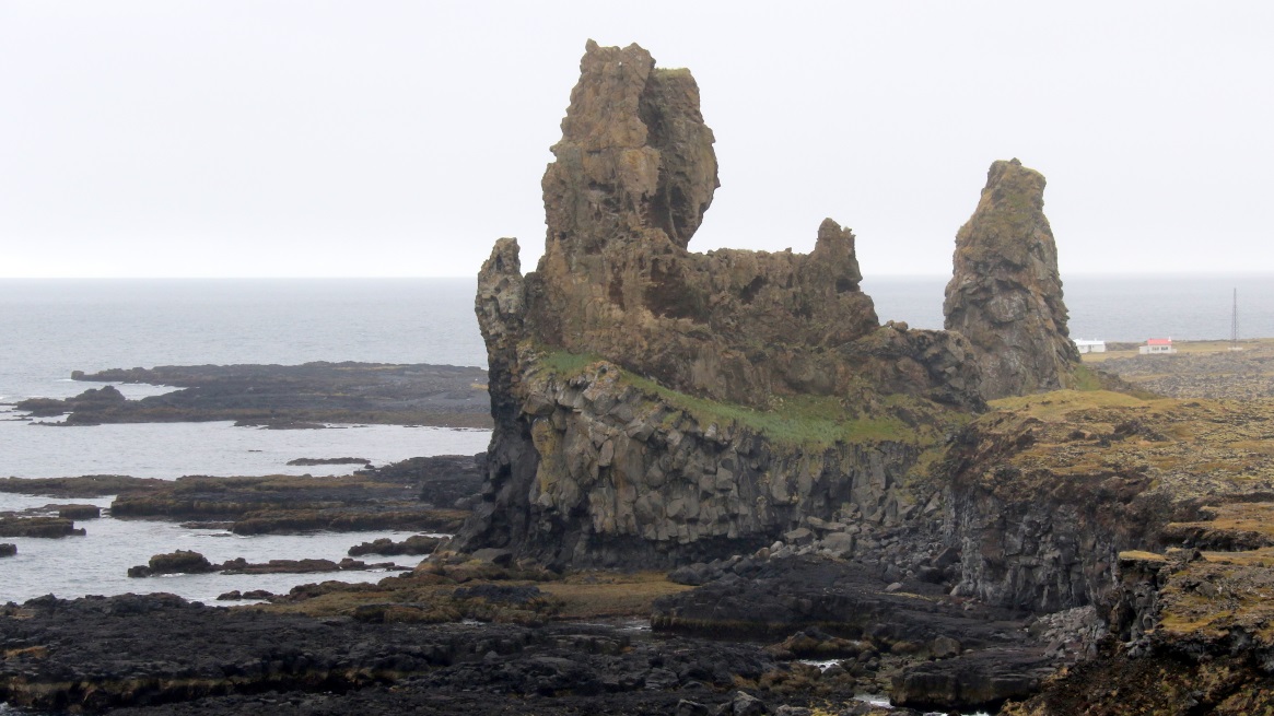 Closer view of the rocks at Londrangar