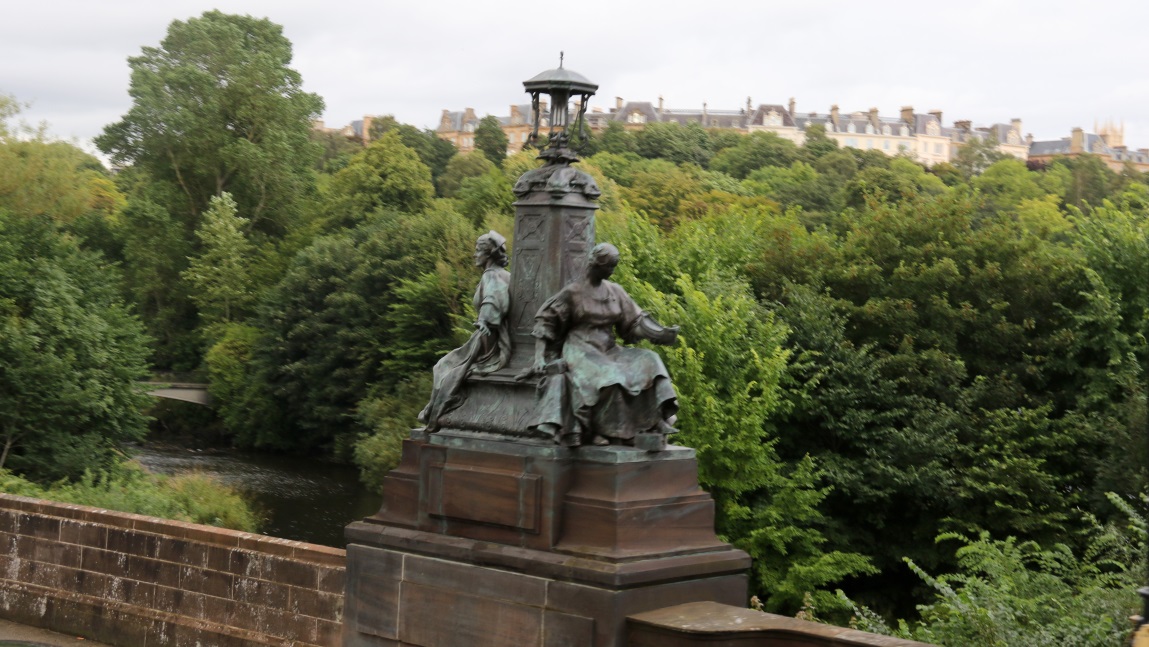 Sculpture on the small bridge on Kelvin Way