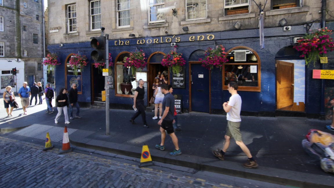 World's End pub on High Street