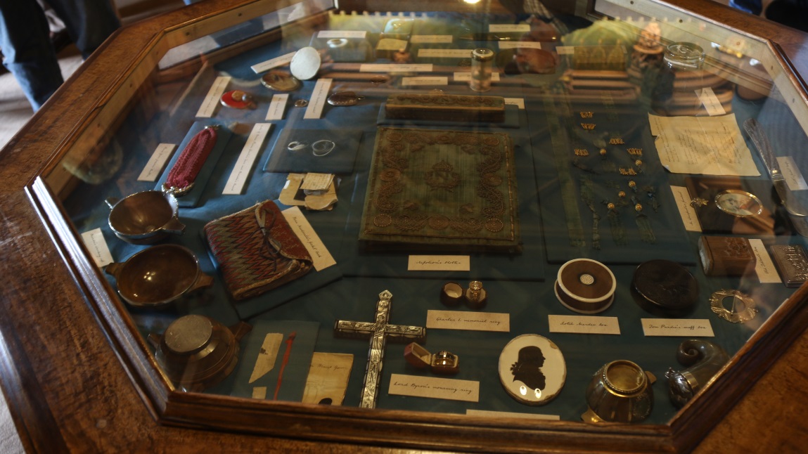 Assorted trinkets