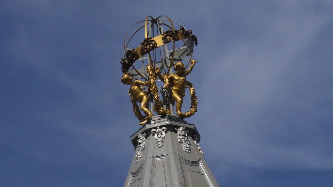 Building top sculpture