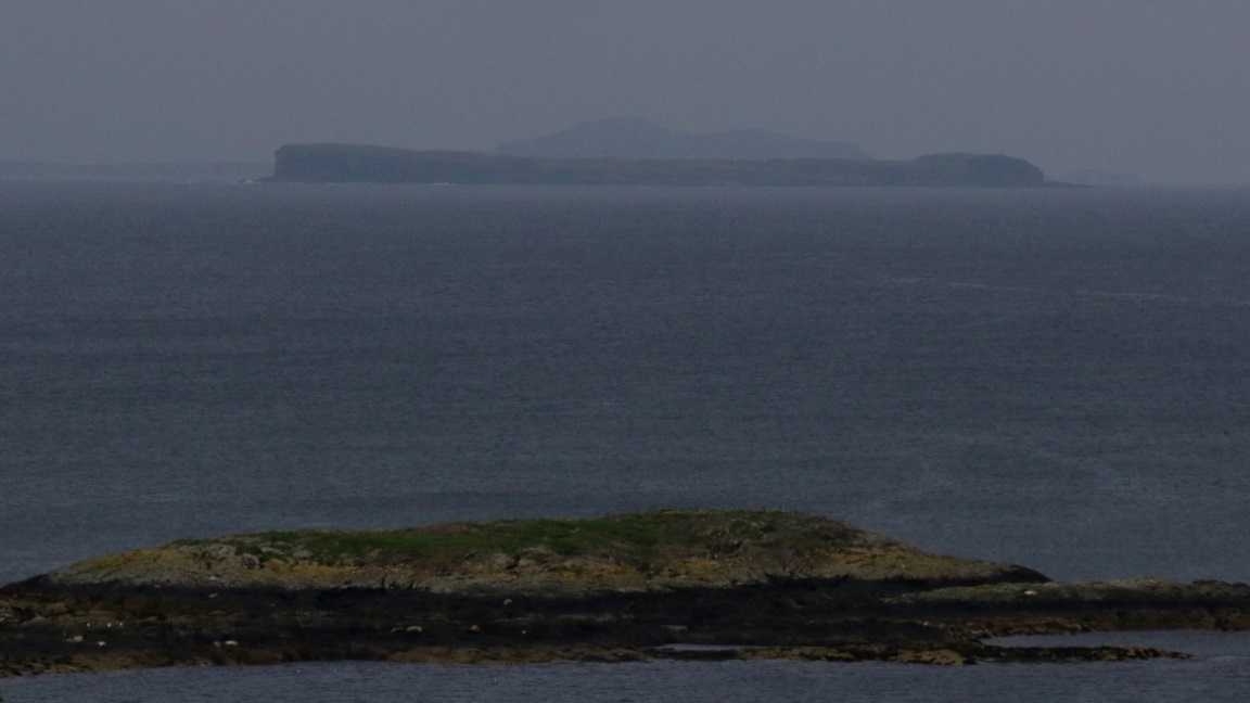Hat shaped island