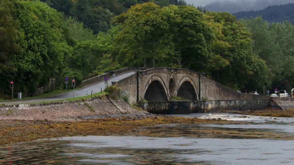 Route A83 crosses the Aray River