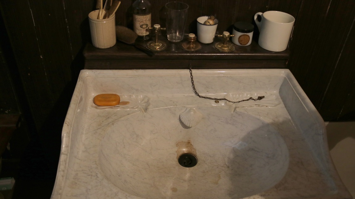 Scallop shaped water spigot