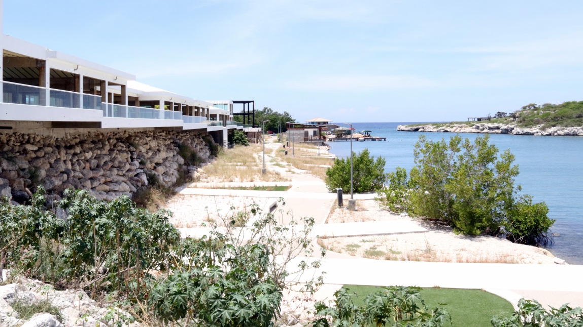 Wider view of Piscadera Bayside