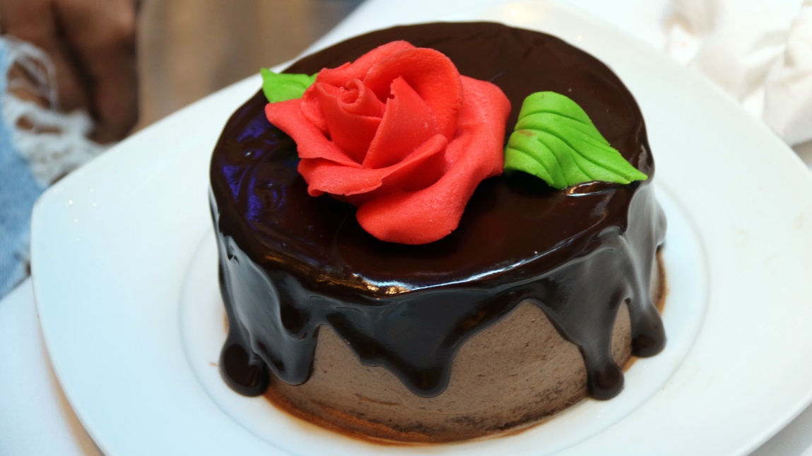 Cake decorating demonstration
