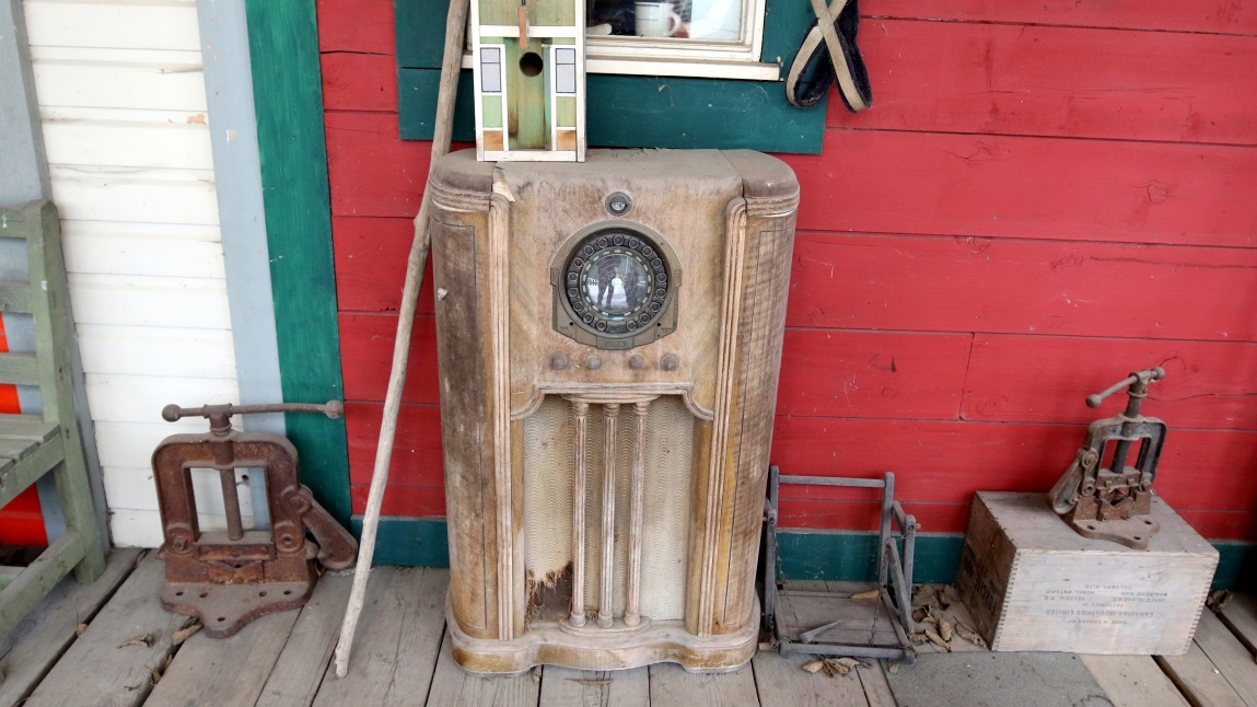Radio outside the Ripley Creek Inn